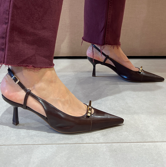 Scarpin Babi Marrom salto de 6cm e Laço Metálico