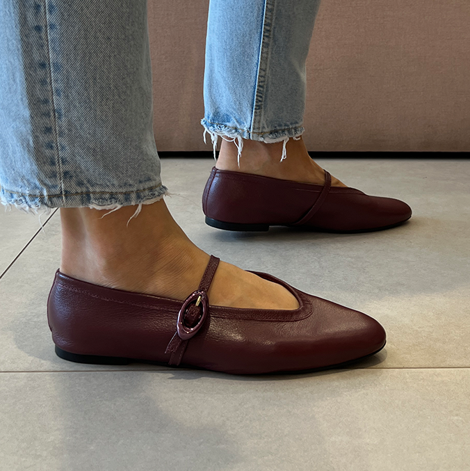 Sapatilha Uda em Couro Vinho com Fivela Cromada – Elegância Atemporal