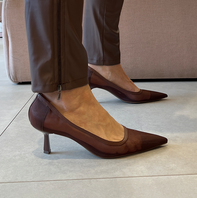 Scarpin Lauren Marrom com Tela e Salto de 6 cm nas Cores do Inverno