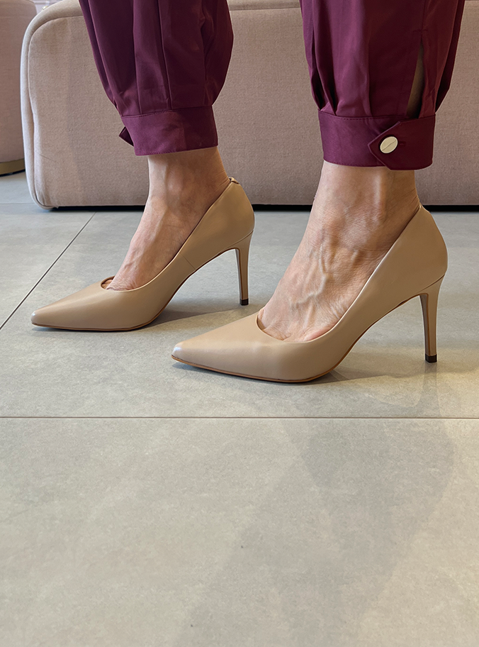 Scarpin Duci Amendoa – Elegância Atemporal em Couro Premium