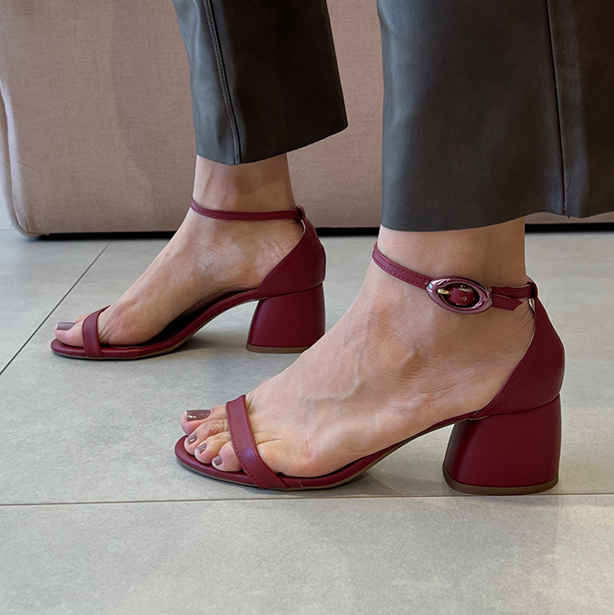Sandálias Wilda Vinho com salto bloco e fivela cromada