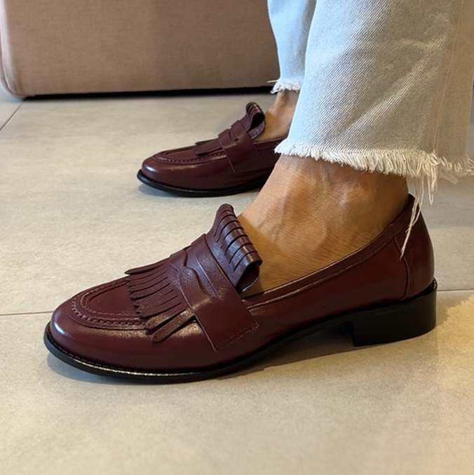 Mocassim Maura Vinho: Detalhe em Franja e Couro Premium para o Inverno