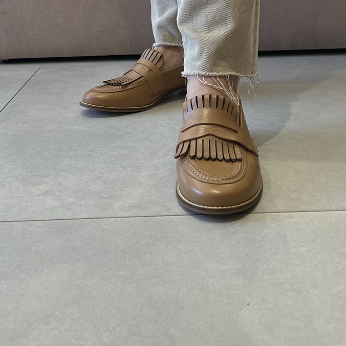 Mocassim Maura Caramelo: Detalhe em Franja e Couro Premium para o Inverno