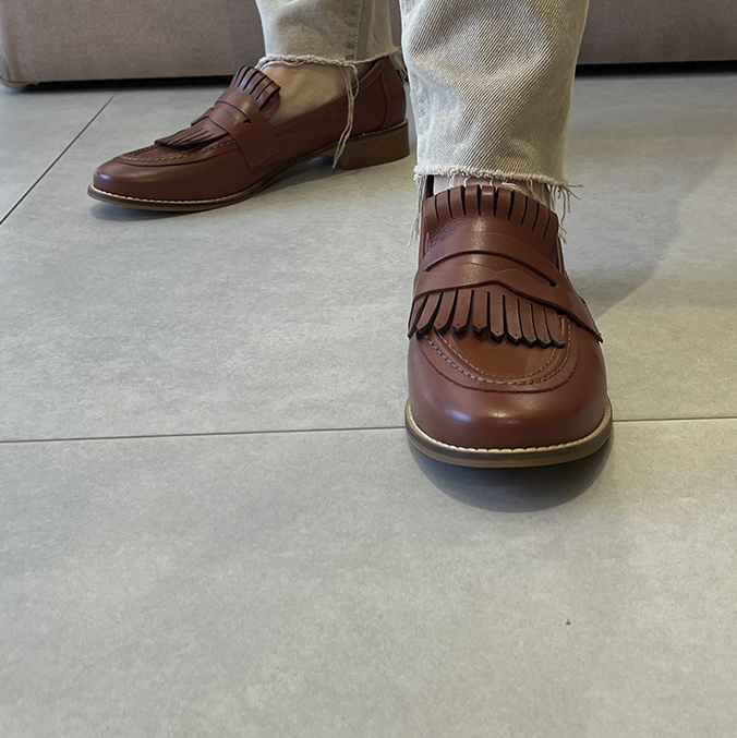 Mocassim Maura Whisky: Detalhe em Franja e Couro Premium para o Inverno