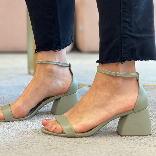 Sandálias Carly Low Oliva – Essencial para Looks Sofisticados