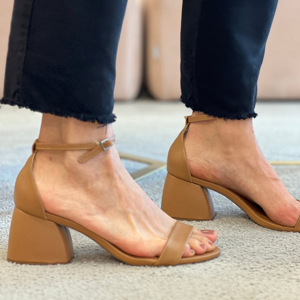 Sandálias Carly Low Capuccino – Essencial para Looks Sofisticados