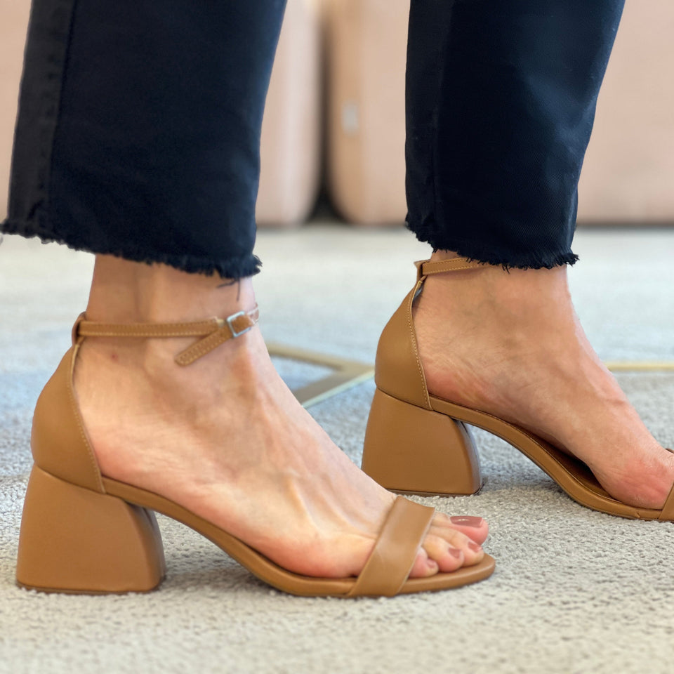 Sandálias Carly Low Capuccino – Essencial para Looks Sofisticados