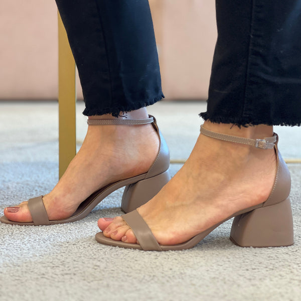 Sandálias Carly Low Tamara – Essencial para Looks Sofisticados