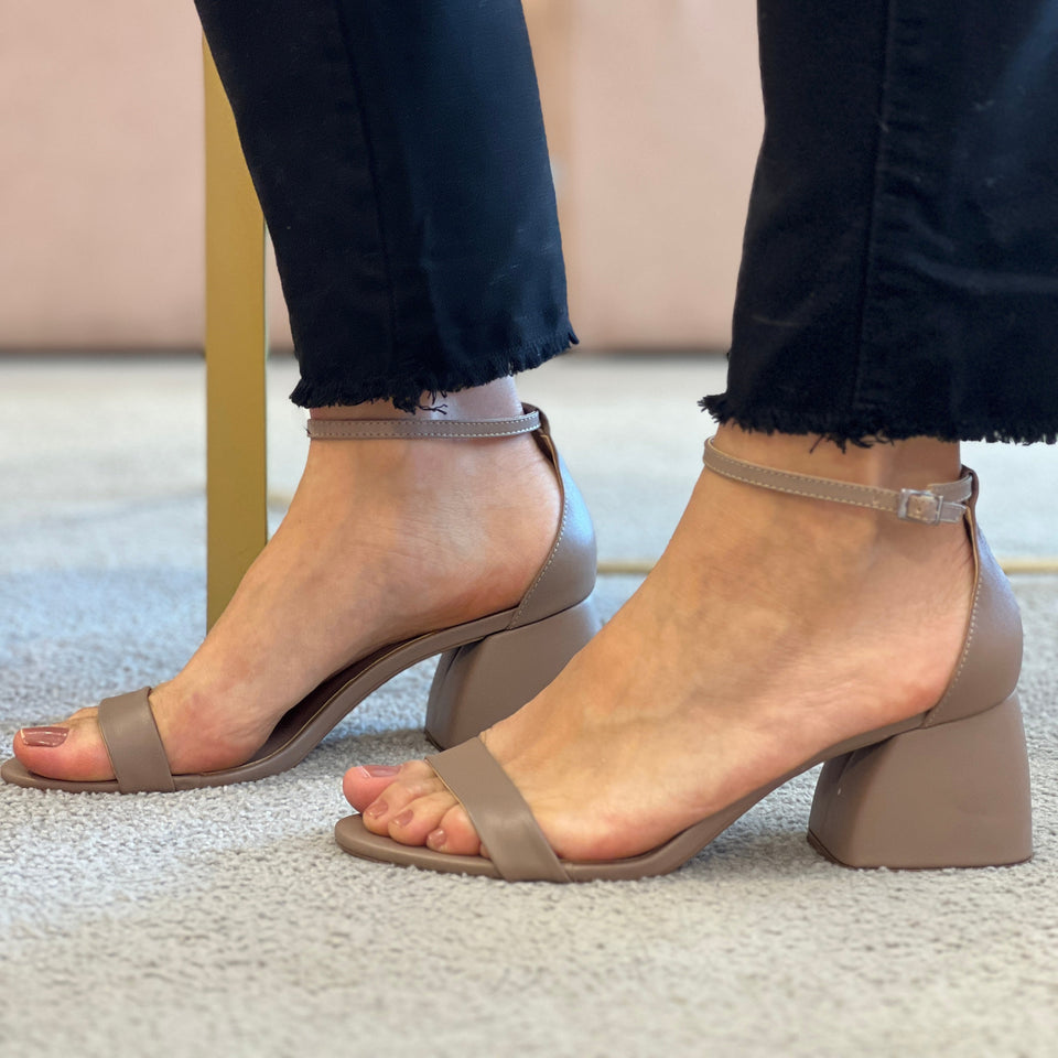 Sandálias Carly Low Tamara – Essencial para Looks Sofisticados