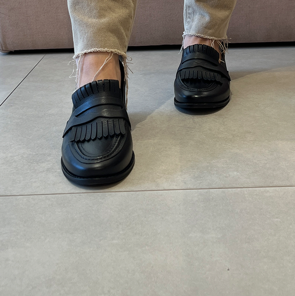 Mocassim Maura Preto: Detalhe em Franja e Couro Premium para o Inverno