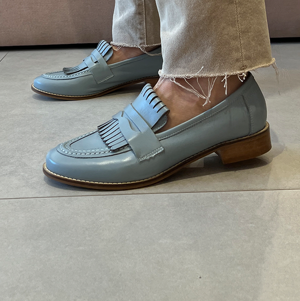 Mocassim Maura Azul: Detalhe em Franja e Couro Premium para o Inverno