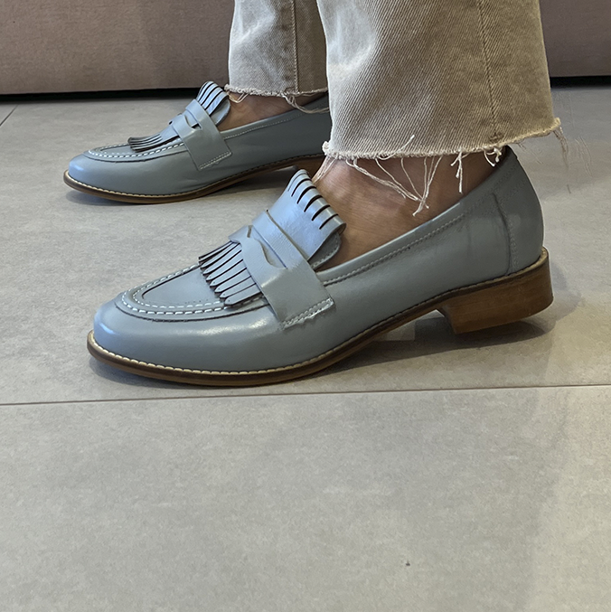 Mocassim Maura Azul: Detalhe em Franja e Couro Premium para o Inverno