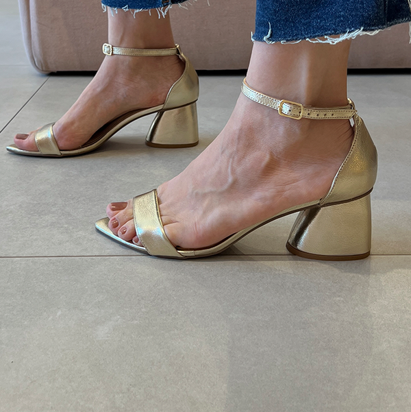 Sandália Liane Dourado Bico Fino e Design Moderno