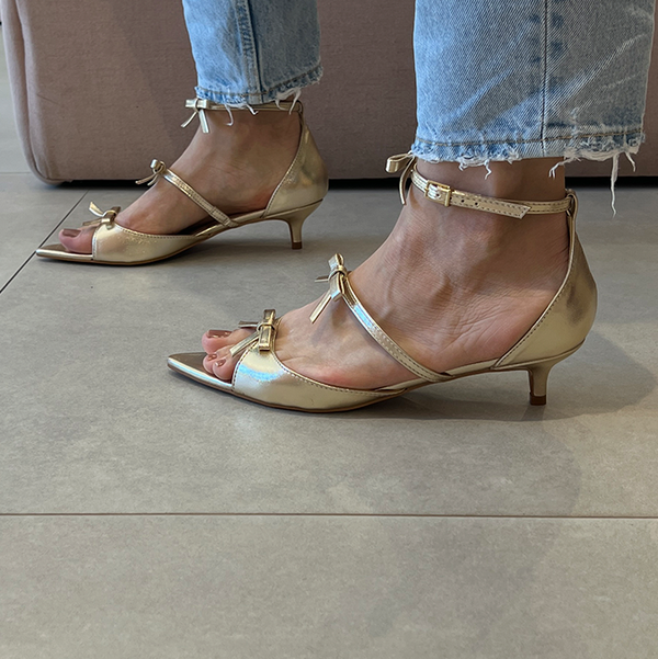 Sandália Lili Dourado Salto Baixo e Laços