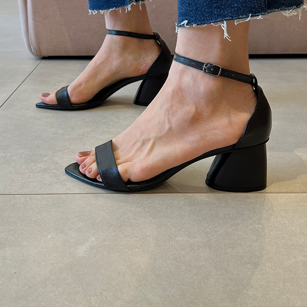 Sandália Liane Np Preto Bico Fino e Design Moderno