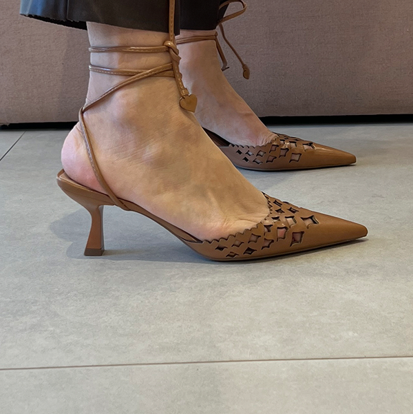 Scarpin Antonela Capuccino com Vazados e Amarração
