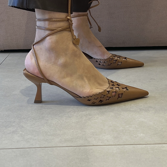 Scarpin Antonela Capuccino com Vazados e Amarração