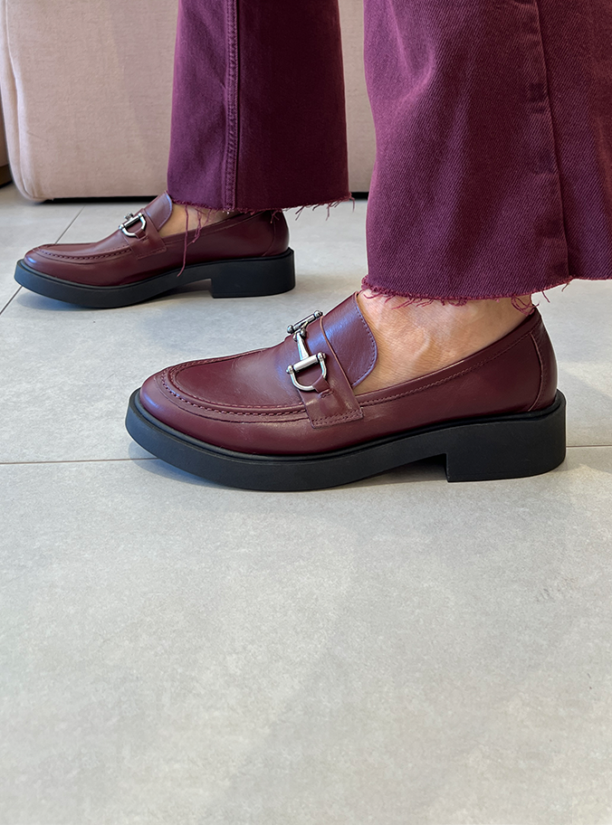 Mocassim Claudia Vinho com Bridão e Solado Trend – Couro Premium
