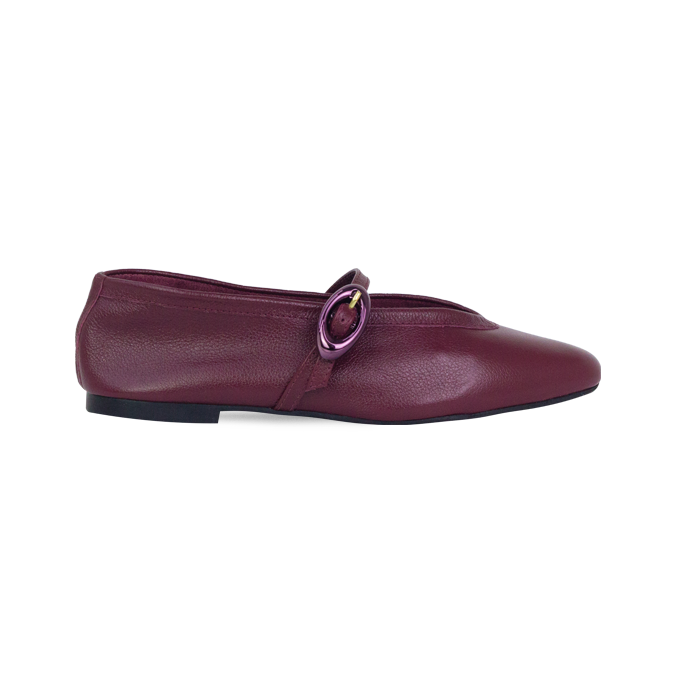 Sapatilha Uda em Couro Vinho com Fivela Cromada – Elegância Atemporal
