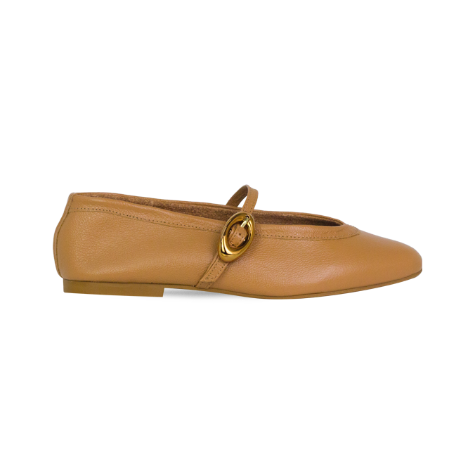 Sapatilha Uda em Couro Caramelo com Fivela Cromada – Elegância Atemporal