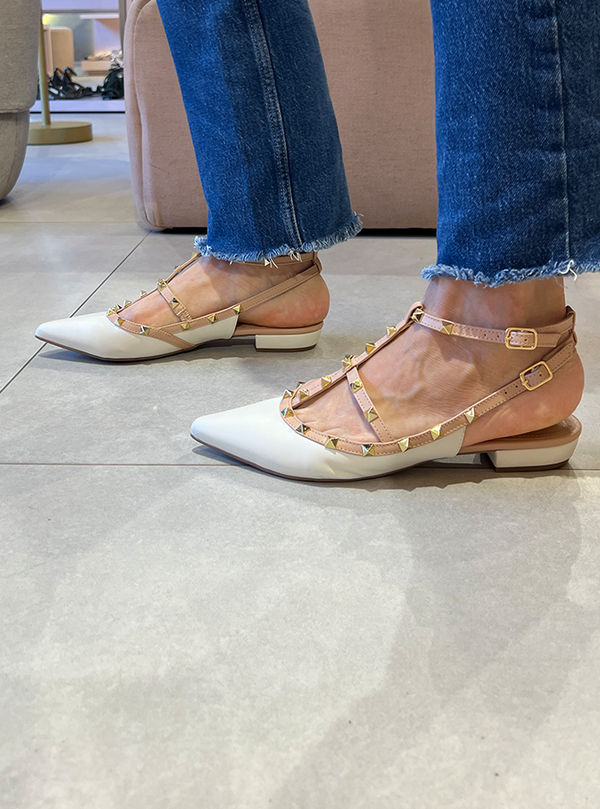 Sapatilhas Mona Flat Off White: Toque de Estilo com Pirâmides