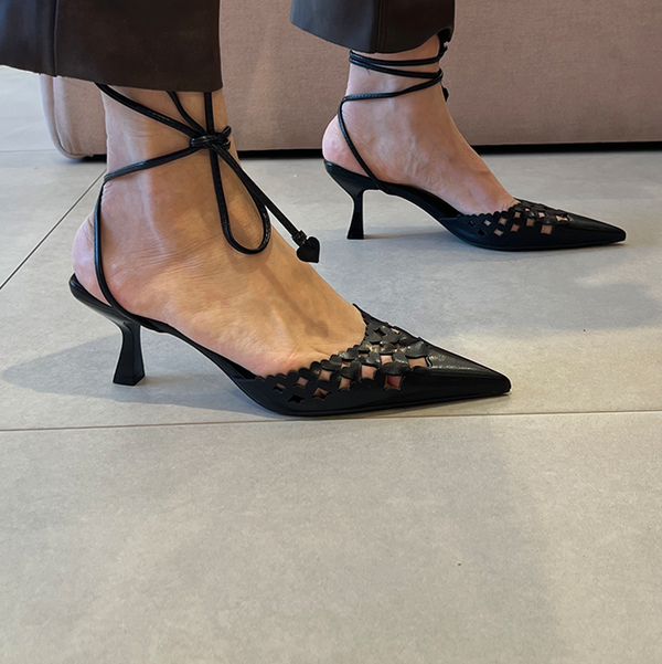 Scarpin Antonela Preto com Vazados e Amarração