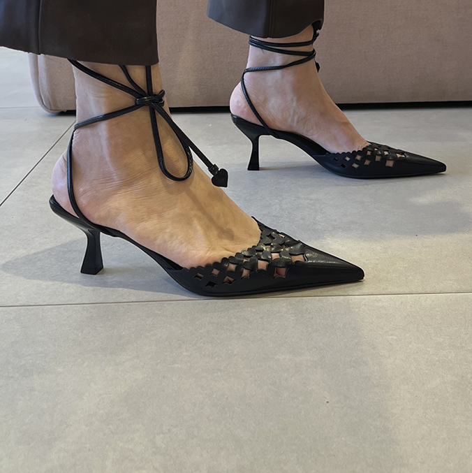 Scarpin Antonela Preto com Vazados e Amarração