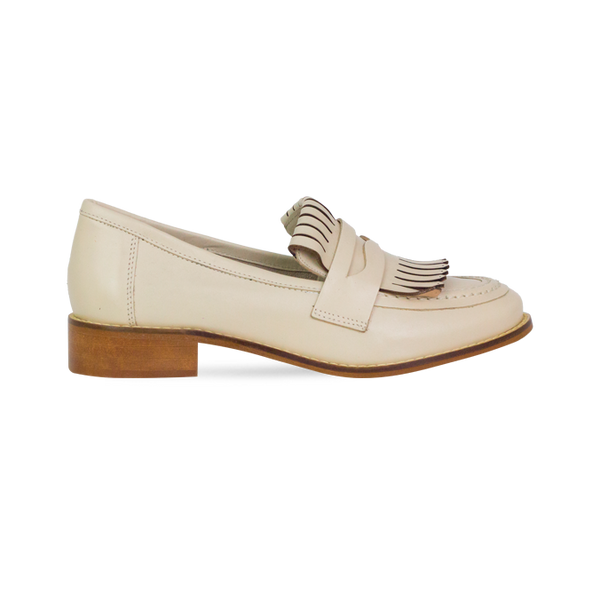 Mocassim Maura Off White: Detalhe em Franja e Couro Premium para o Inverno