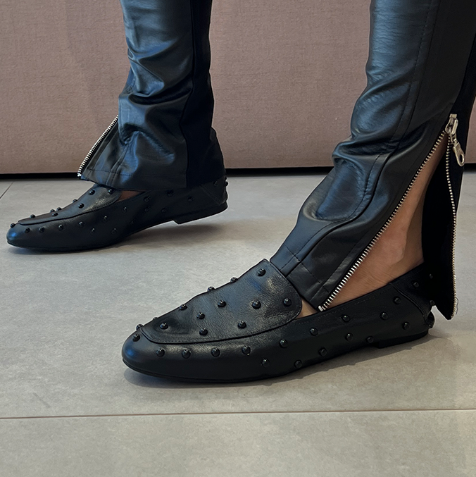 Mocassim Ruth New Preto com Esferas Cromadas – Couro Premium e Estilo Urbano