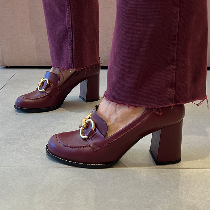 Scarpin Ester Vinho em Couro com Bridão Dourado e Salto de 7 cm