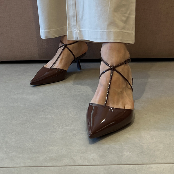 Scarpin Misty New Marrom Verniz e salto de 5cm