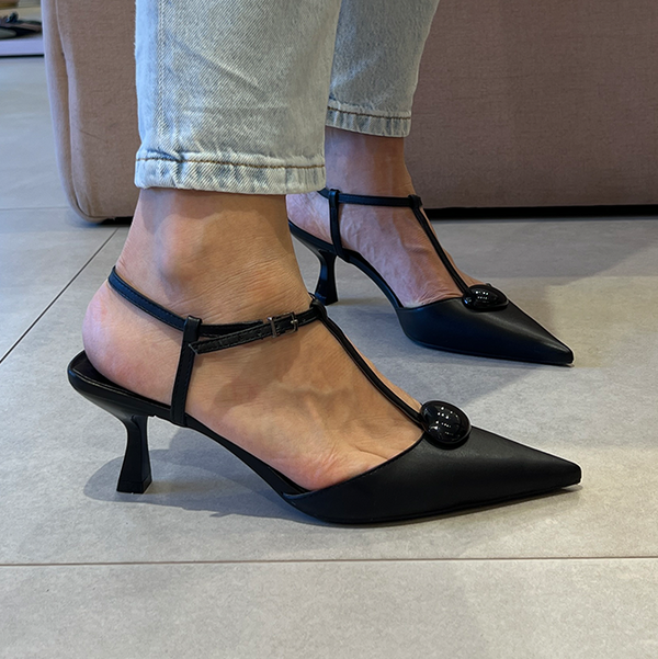 Scarpin Kiara Preto com Detalhe Monocromático