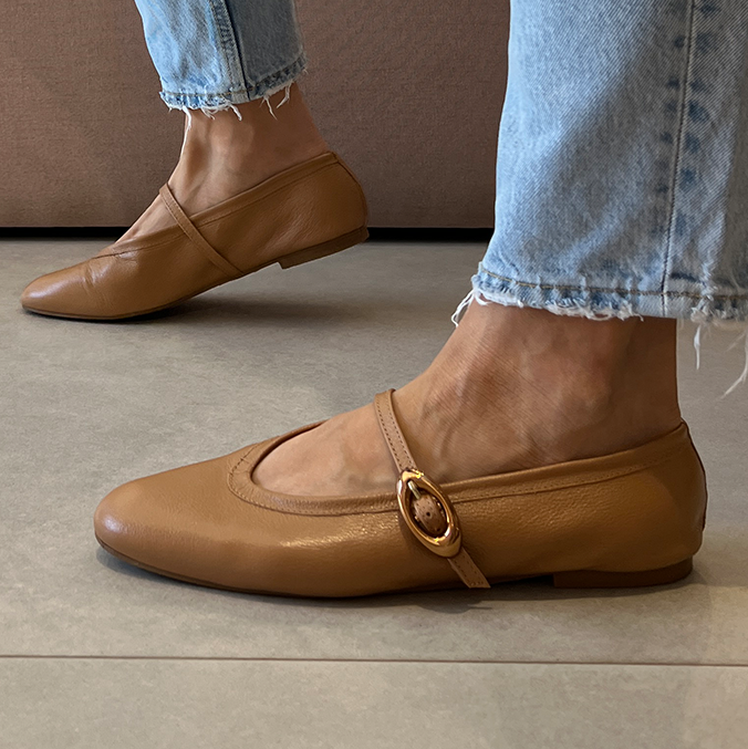 Sapatilha Uda em Couro Caramelo com Fivela Cromada – Elegância Atemporal