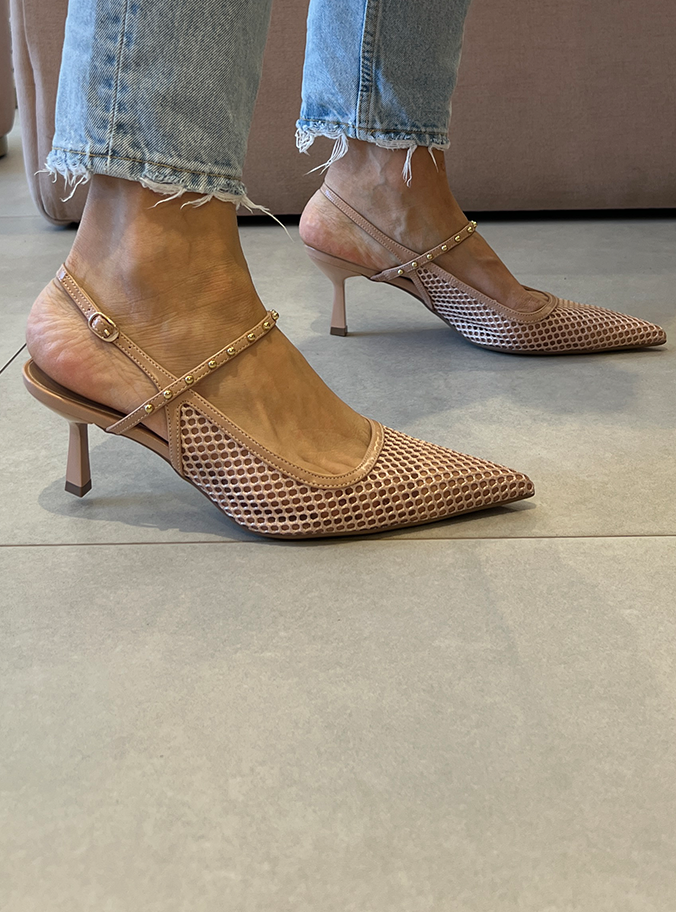Scarpin Maite Nude: Detalhes em Tela e Cravos Cromados