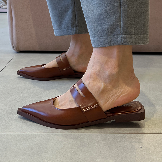 Mule Azzy Whisky: o essencial que transforma o look