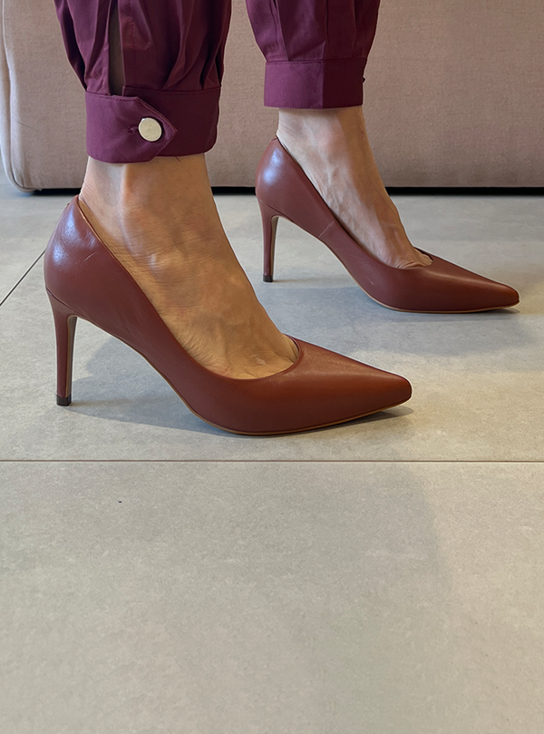 Scarpin Duci Whisky – Elegância Atemporal em Couro Premium