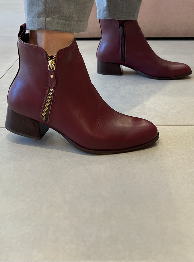 Botas Mirela Vinho com salto 4cm e detalhe de zíper dourado