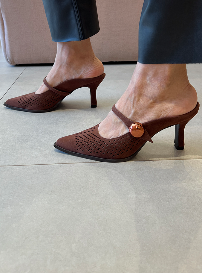Scarpin Angel Marrom com Recortes Vazados e Salto 7cm