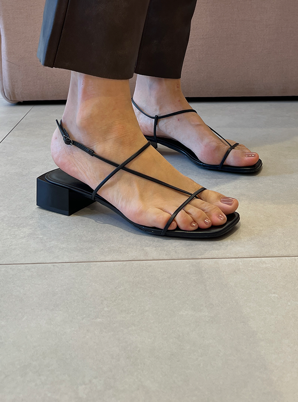 Sandálias Taina Preto – Design Clean, Elegância Máxima