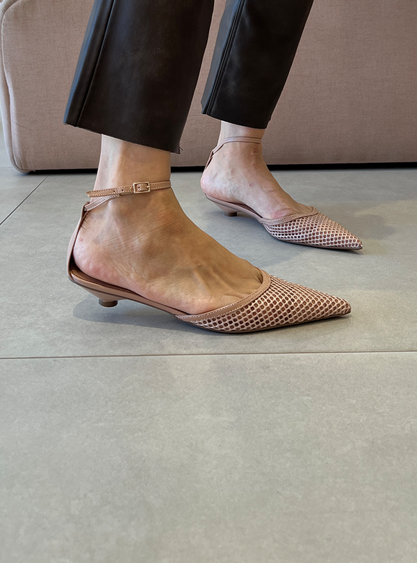 Scarpin Nina Nude com Tela e Tira no Tornozelo – Nina, a Elegância do Inverno