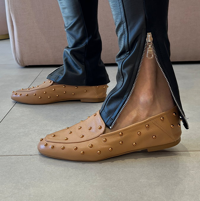 Mocassim Ruth New Caramelo com Esferas Cromadas – Couro Premium e Estilo Urbano