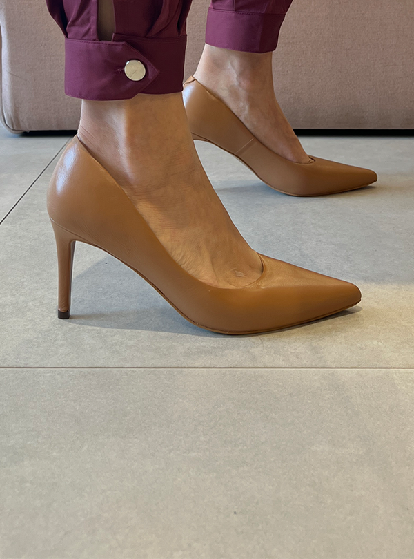 Scarpin Duci Caramelo – Elegância Atemporal em Couro Premium