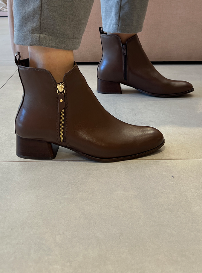 Botas Mirela Marrom com salto 4cm e detalhe de zíper dourado