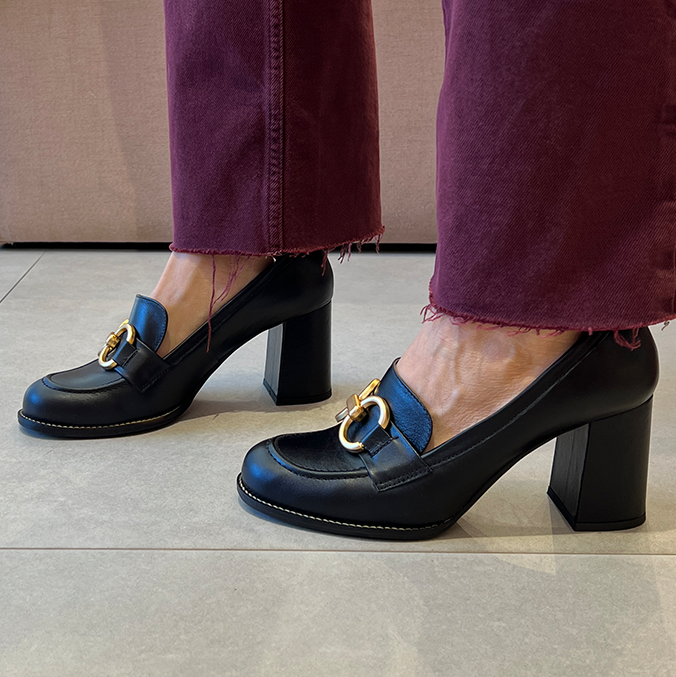 Scarpin Ester Preto em Couro com Bridão Dourado e Salto de 7 cm