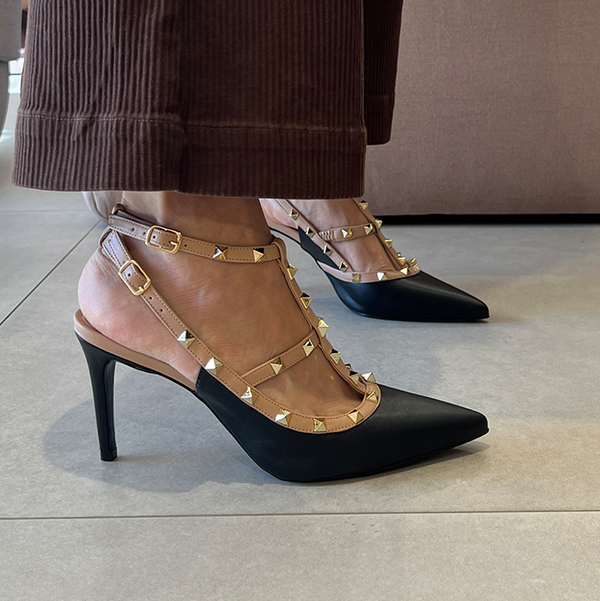 Scarpin Mona 8 Preto/nude com Tiras e Pirâmides