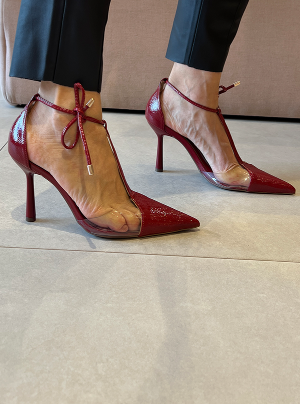 Scarpin Neiva Vermelho com Vinil e Amarração – Sofisticação que se Destaca