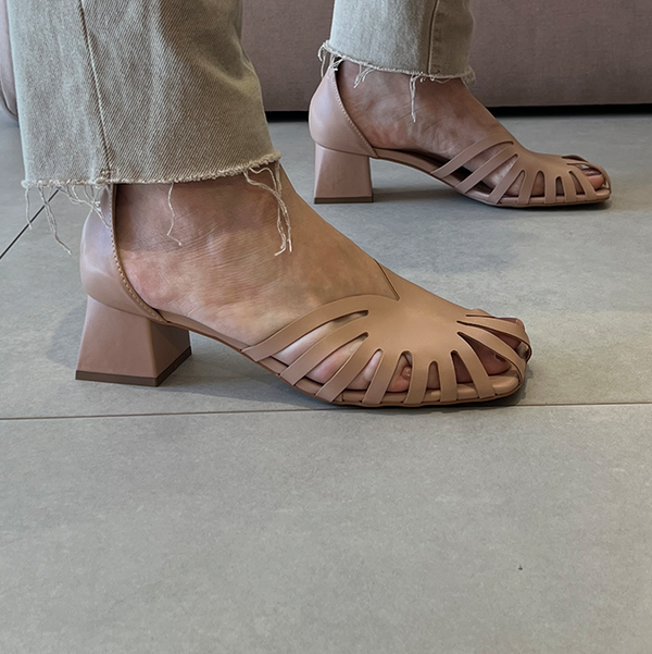 Sandália Larissa Nude de Salto Bloco 5cm