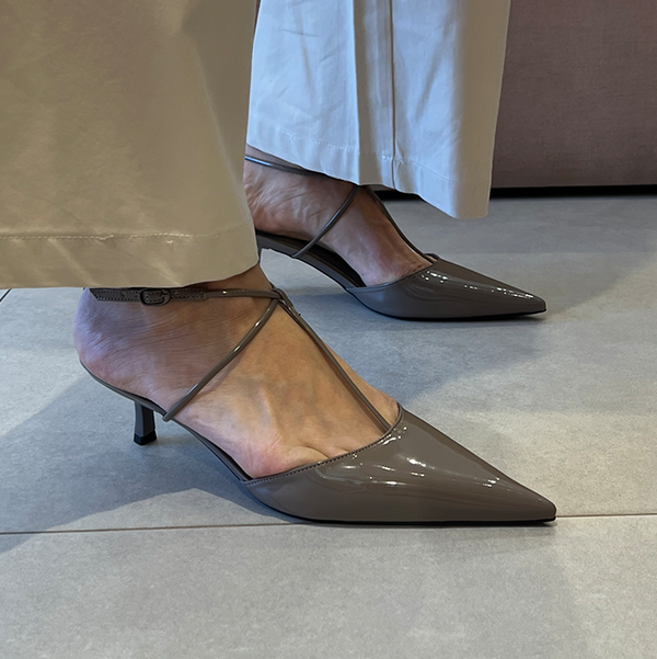 Scarpin Misty New Cinza Verniz e salto de 5cm