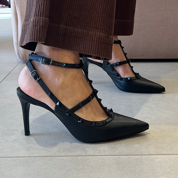Scarpin Mona 8 Preto com Tiras e Pirâmides