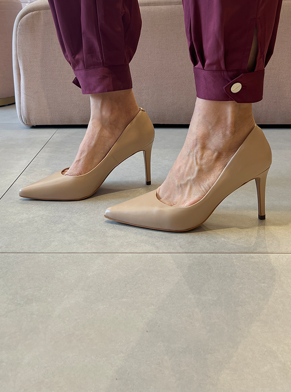 Scarpin Duci Amendoa – Elegância Atemporal em Couro Premium
